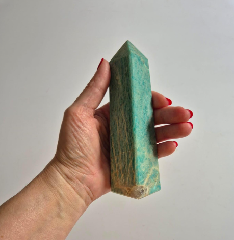 Pedra Natural Amazonita em obelisco polido com 16 cm, ideal para compor ambientes harmoniosos e elegantes.