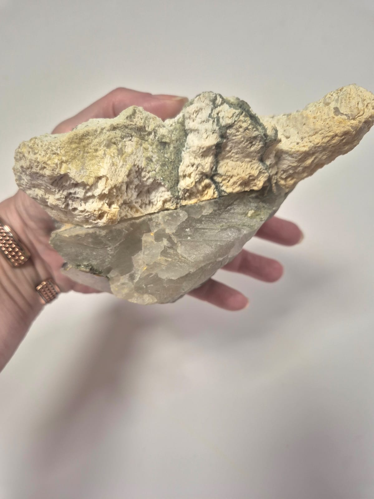 Pedra Natural Quartzo Leitoso com Clorita Verde e Mica Rosa em Matriz – Peça Bruta Colecionável 1,178 kg – Cristal Decorativo e Energia Ambiental - Harmonia Plena