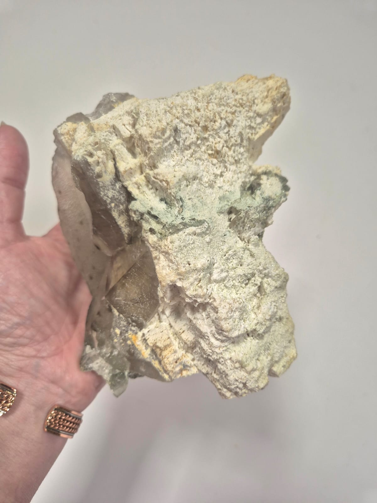 Pedra Natural Quartzo Leitoso com Clorita Verde e Mica Rosa em Matriz – Peça Bruta Colecionável 1,178 kg – Cristal Decorativo e Energia Ambiental - Harmonia Plena