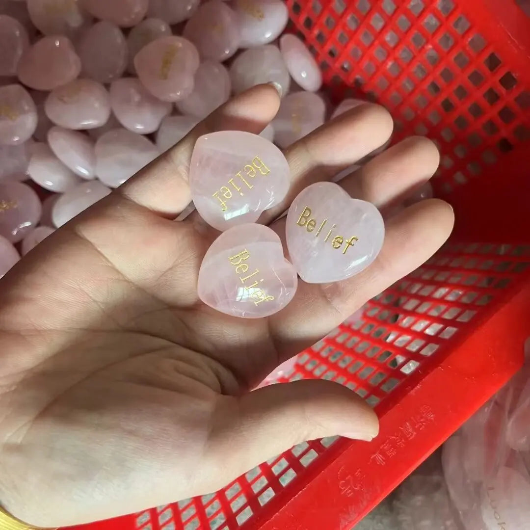 Pedra de Quartzo Rosa em Forma de Coração - Cristal Natural com Gravação "Love" 