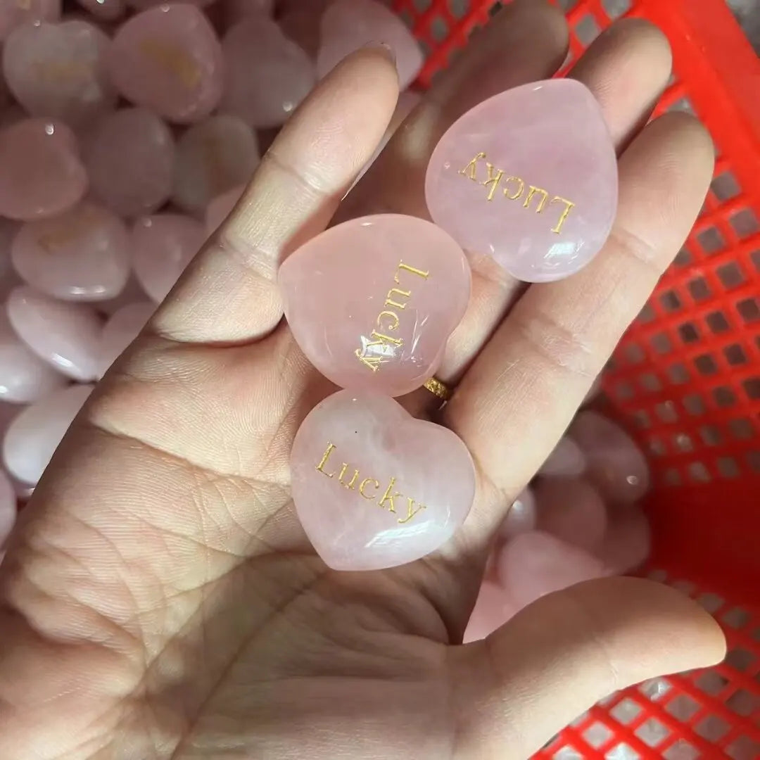 Pedra de Quartzo Rosa em Forma de Coração - Cristal Natural com Gravação "Love" 