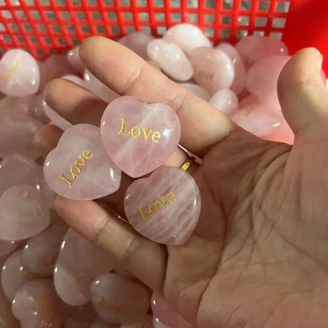 Pedra de Quartzo Rosa em Forma de Coração - Cristal Natural com Gravação "Love" 