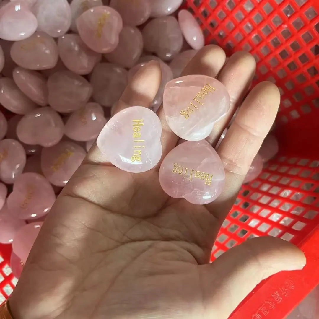 Pedra de Quartzo Rosa em Forma de Coração - Cristal Natural com Gravação "Love" 