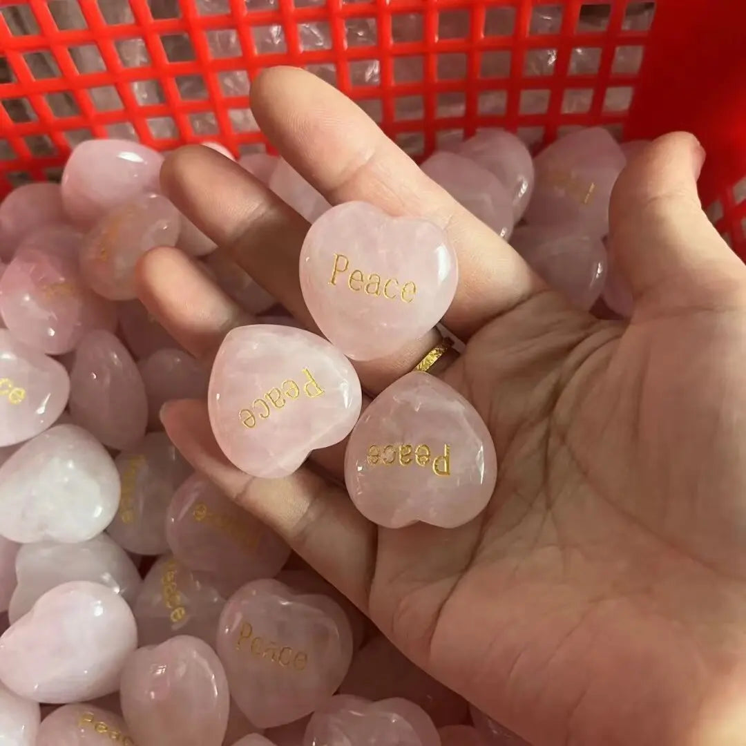 Pedra de Quartzo Rosa em Forma de Coração - Cristal Natural com Gravação "Love" 