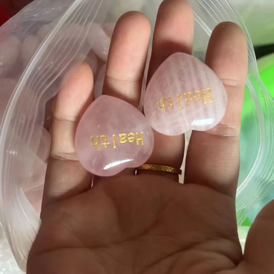 Pedra de Quartzo Rosa em Forma de Coração - Cristal Natural com Gravação "Love" 