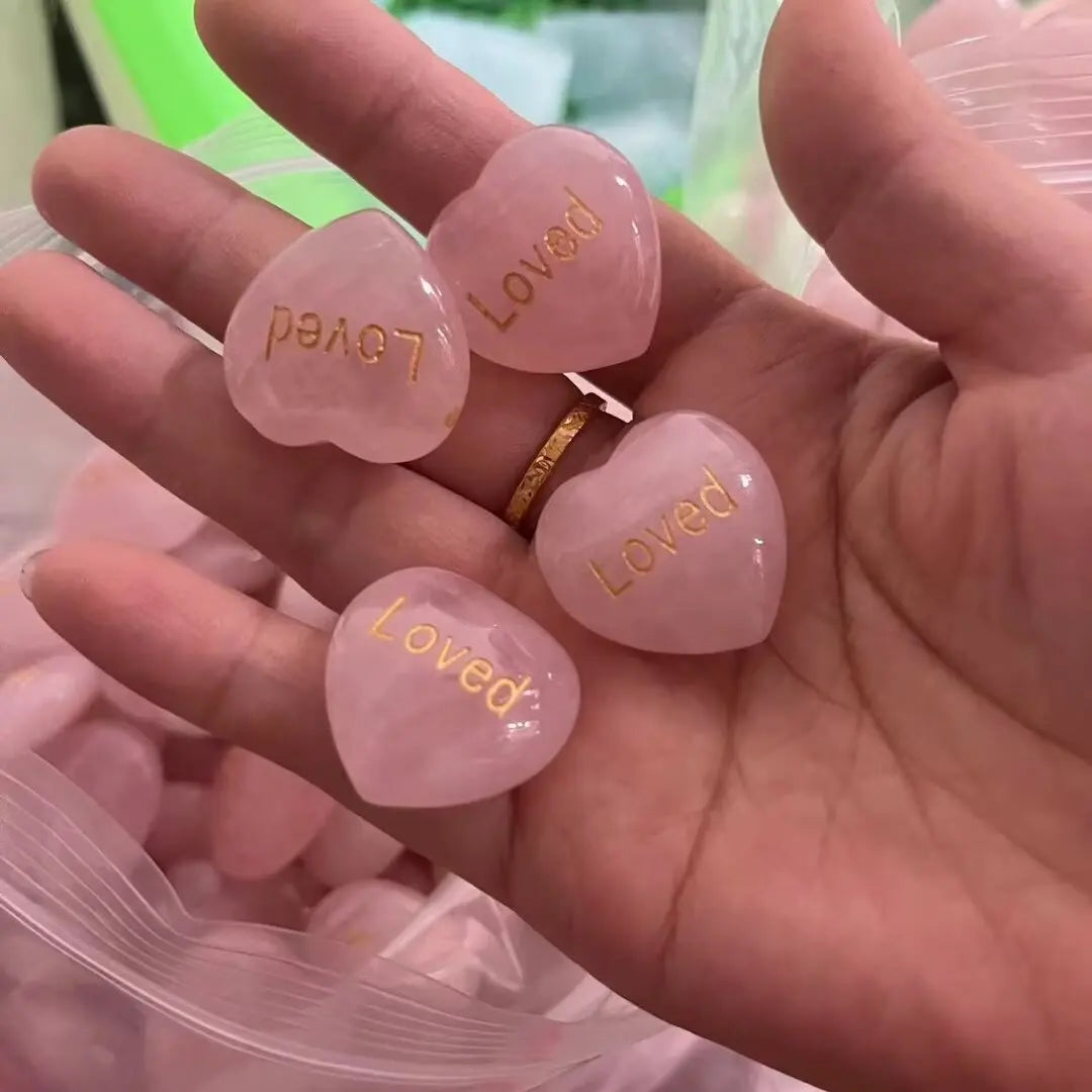 Pedra de Quartzo Rosa em Forma de Coração - Cristal Natural com Gravação "Love" 