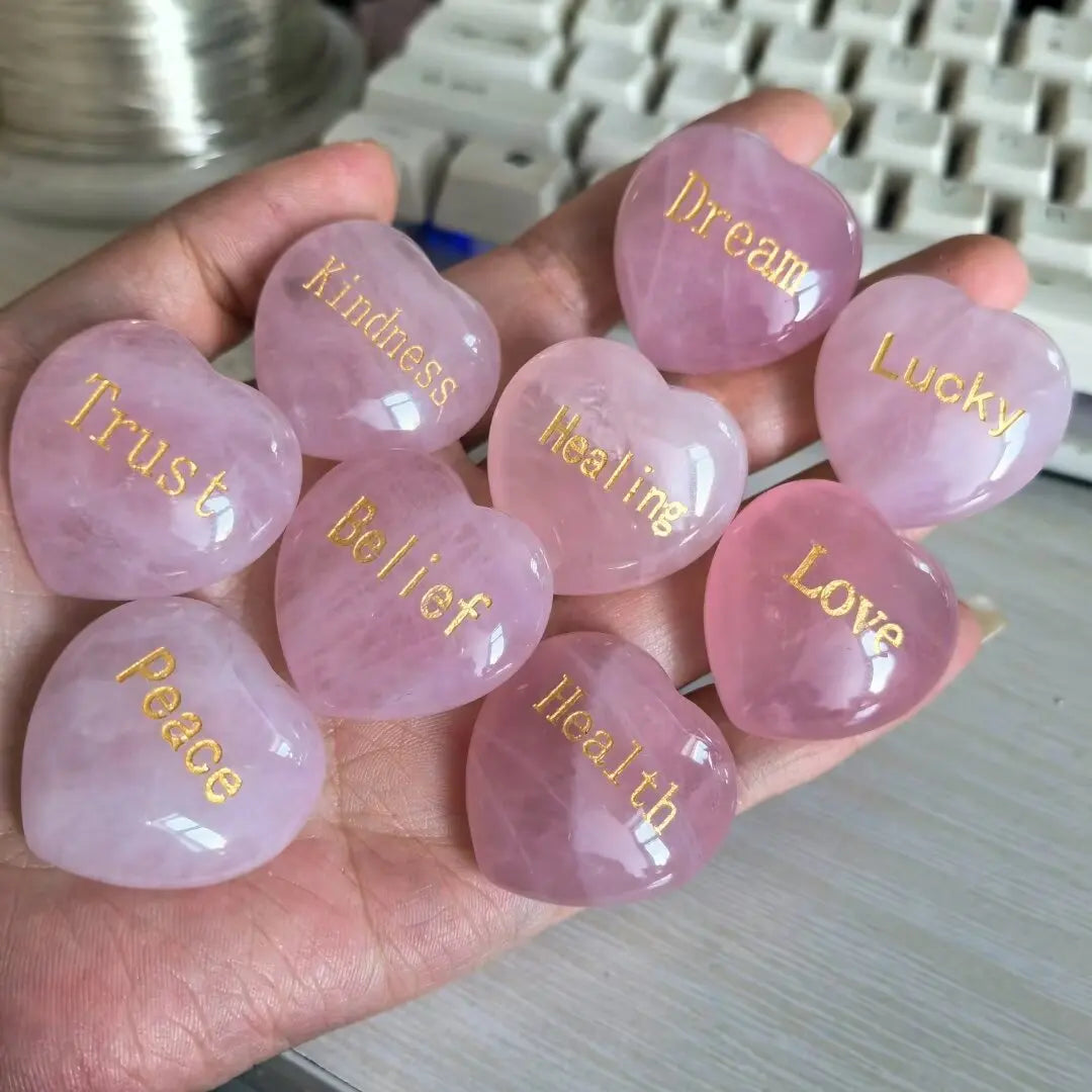 Pedra de Quartzo Rosa em Forma de Coração - Cristal Natural com Gravação "Love" 
