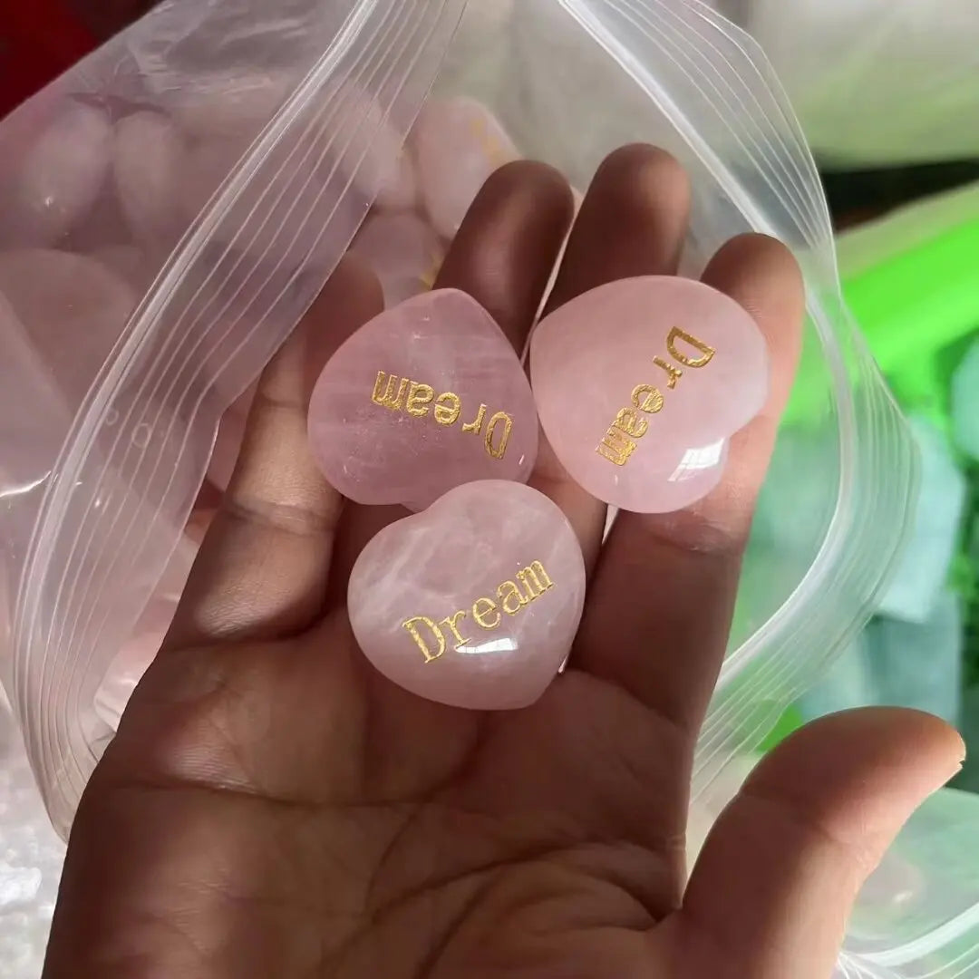Pedra de Quartzo Rosa em Forma de Coração - Cristal Natural com Gravação "Love" 