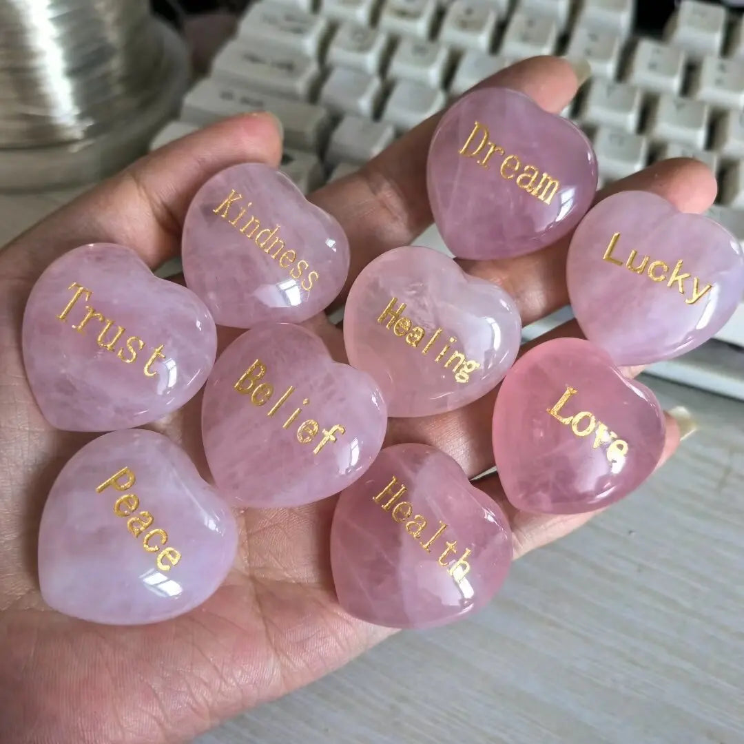 Pedra de Quartzo Rosa em Forma de Coração - Cristal Natural com Gravação "Love" 