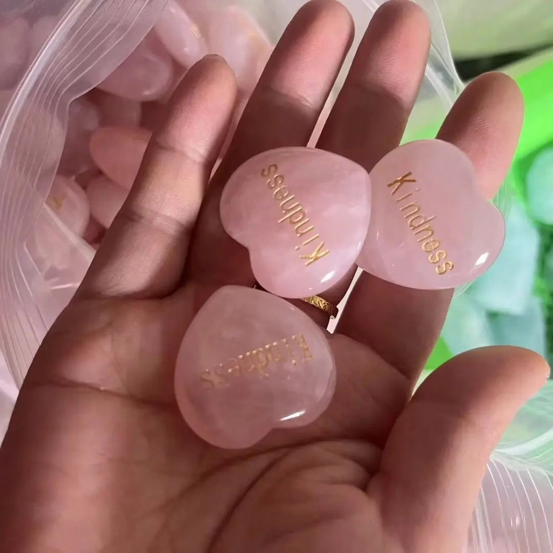 Pedra de Quartzo Rosa em Forma de Coração - Cristal Natural com Gravação "Love" 