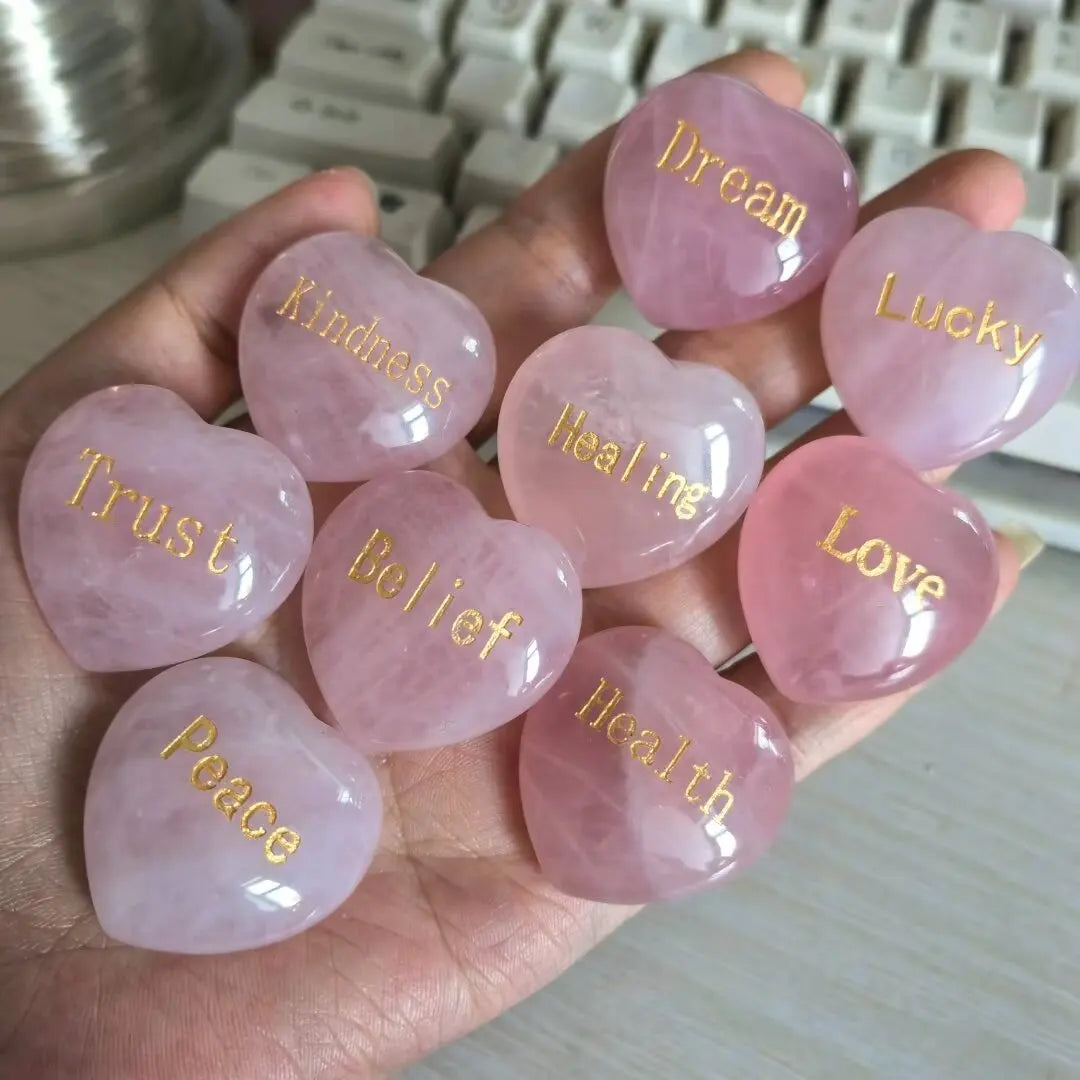 Pedra de Quartzo Rosa em Forma de Coração - Cristal Natural com Gravação "Love" 