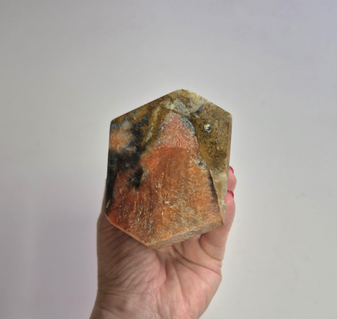 Ponta Geradora de Jaspe Policromo Natural com formação geológica única e acabamento artesanal de alta qualidade.
