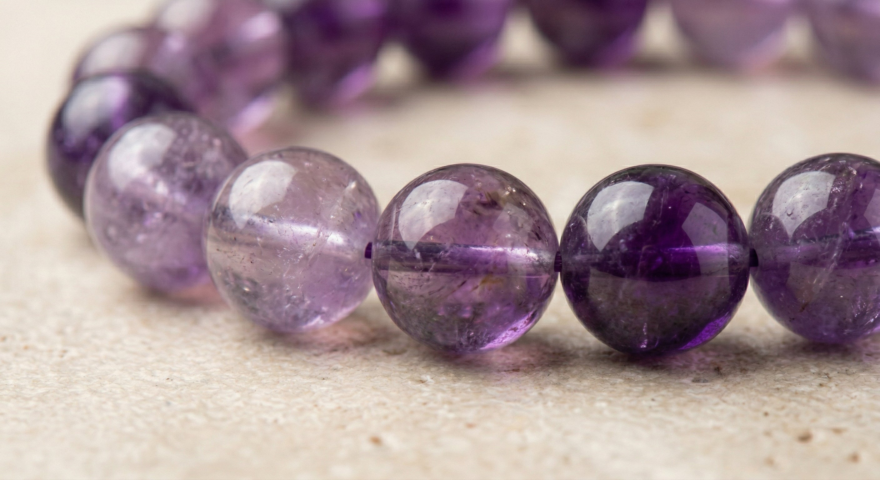 Pulseira de Ametista Natural Tipo A – Pedra de Proteção, Equilíbrio e Elevação Espiritual | Harmonia Plena