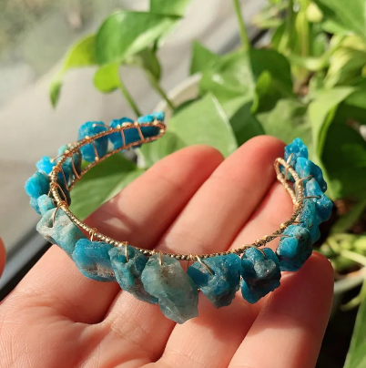 Pulseira de amazonita natural com pedras irregulares verde azuladas e fio de cobre esmaltado ajustável - Harmonia Plena