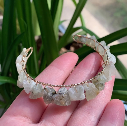 Pulseira de amazonita natural com pedras irregulares verde azuladas e fio de cobre esmaltado ajustável - Harmonia Plena