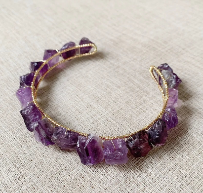 Pulseira de ametista natural em pedras irregulares com fio de cobre esmaltado e design aberto ajustável - Harmonia Plena