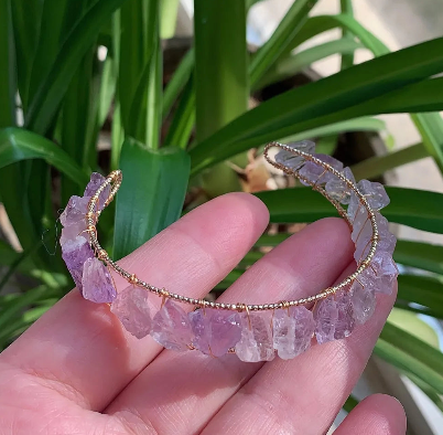 Pulseira de ametista natural em pedras irregulares com fio de cobre esmaltado e design aberto ajustável - Harmonia Plena