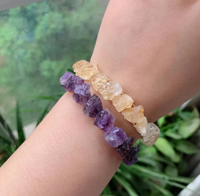 Pulseira de ametista natural em pedras irregulares com fio de cobre esmaltado e design aberto ajustável - Harmonia Plena