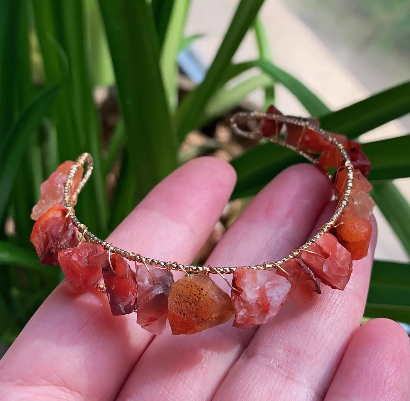 Pulseira de ágata vermelha natural com pedras tipo nugget e fio de cobre esmaltado em modelo aberto ajustável - Harmonia Plena