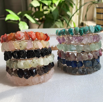 Pulseira de ágata vermelha natural com pedras tipo nugget e fio de cobre esmaltado em modelo aberto ajustável - Harmonia Plena