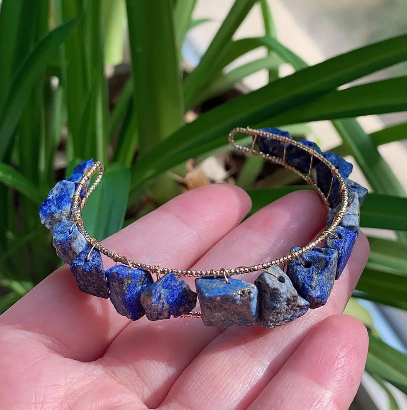 Pulseira de lápis-lazúli natural com pedras irregulares azuis e fio de cobre esmaltado em design aberto - Harmonia Plena