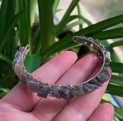 Pulseira de quartzo fumê natural em pedras irregulares com fio de cobre esmaltado e design tipo cuff ajustável - Harmonia Plena