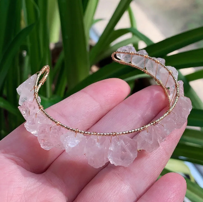 Pulseira de quartzo rosa natural com pedras irregulares e acabamento em fio de cobre esmaltado ajustável - Harmonia Plena