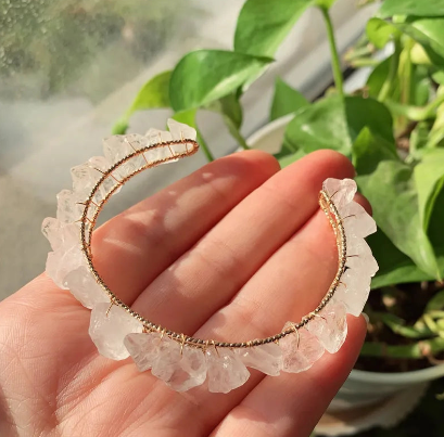 Pulseira de quartzo transparente natural em pedras irregulares com fio de cobre esmaltado e design aberto - Harmonia Plena
