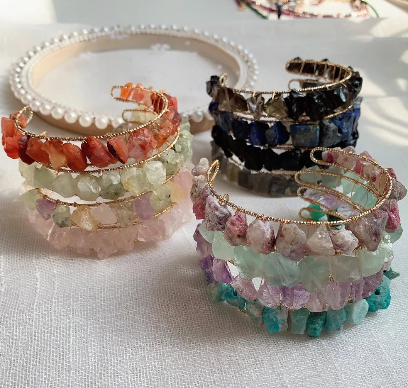 Pulseira de quartzo transparente natural em pedras irregulares com fio de cobre esmaltado e design aberto - Harmonia Plena
