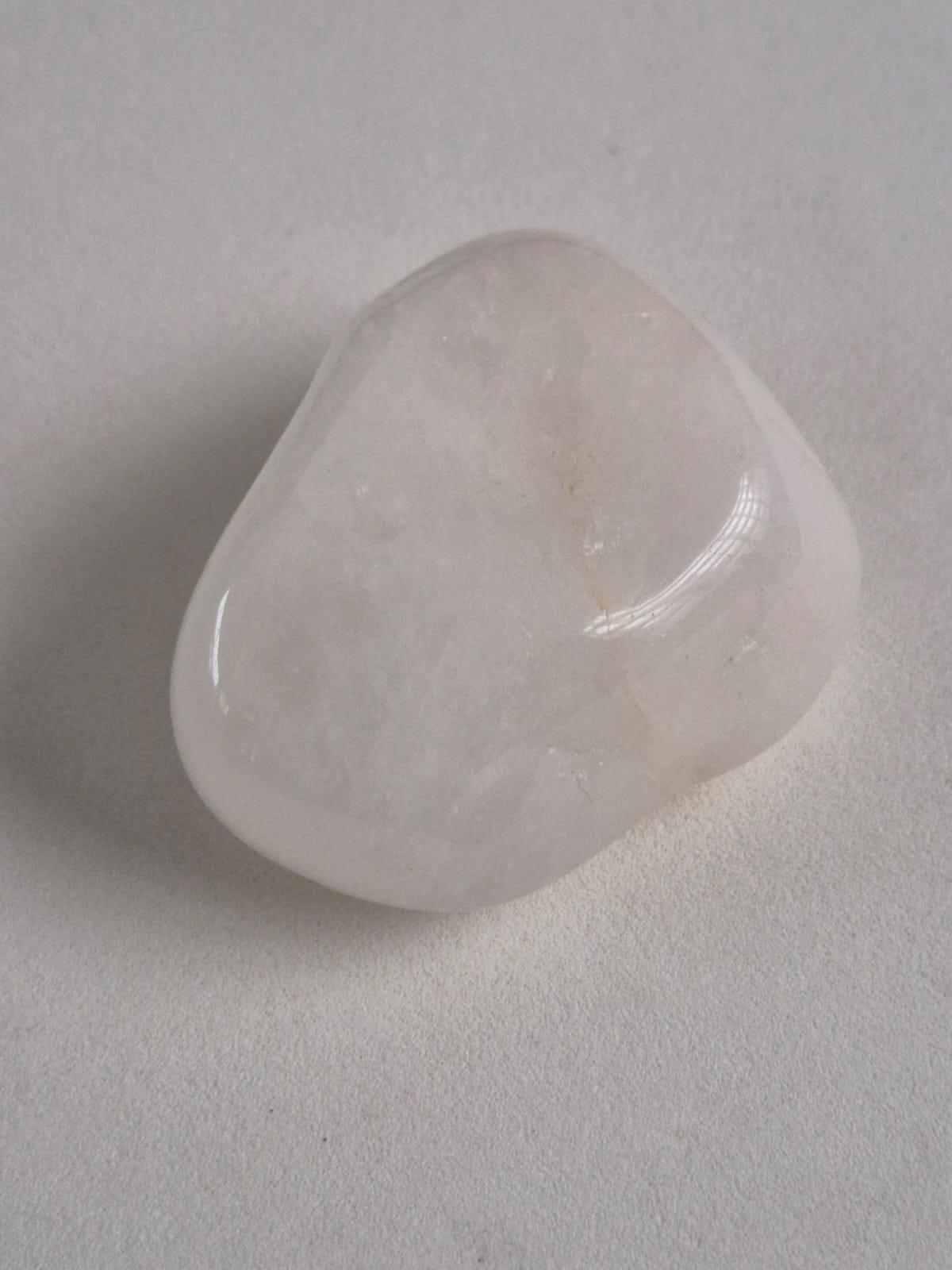 Quartzo Branco / Quartzo Leitoso

Pedra natural rolada de quartzo branco, com acabamento polido e tom branco suave, integrante do Kit 7 Cristais para Chakras da Harmonia Plena.