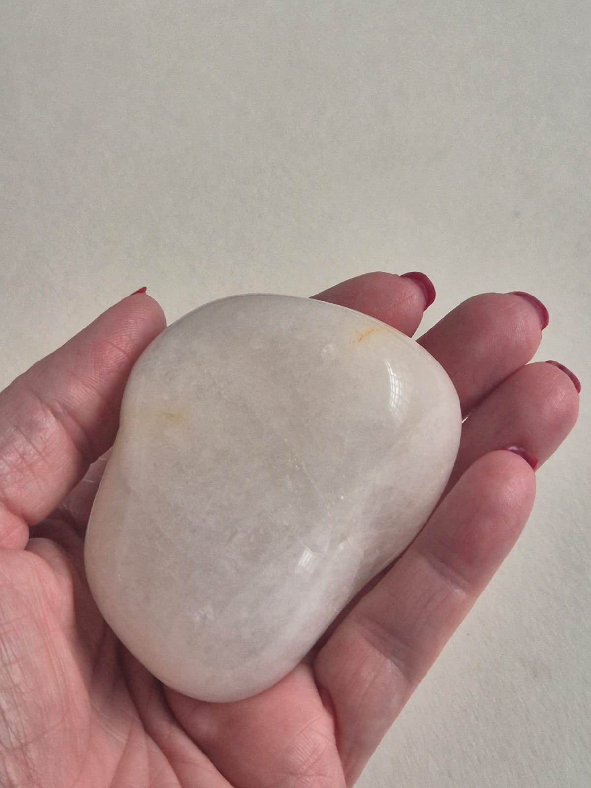 Quartzo Branco / Quartzo Leitoso

Pedra natural rolada de quartzo branco, com acabamento polido e tom branco suave, integrante do Kit 7 Cristais para Chakras da Harmonia Plena.