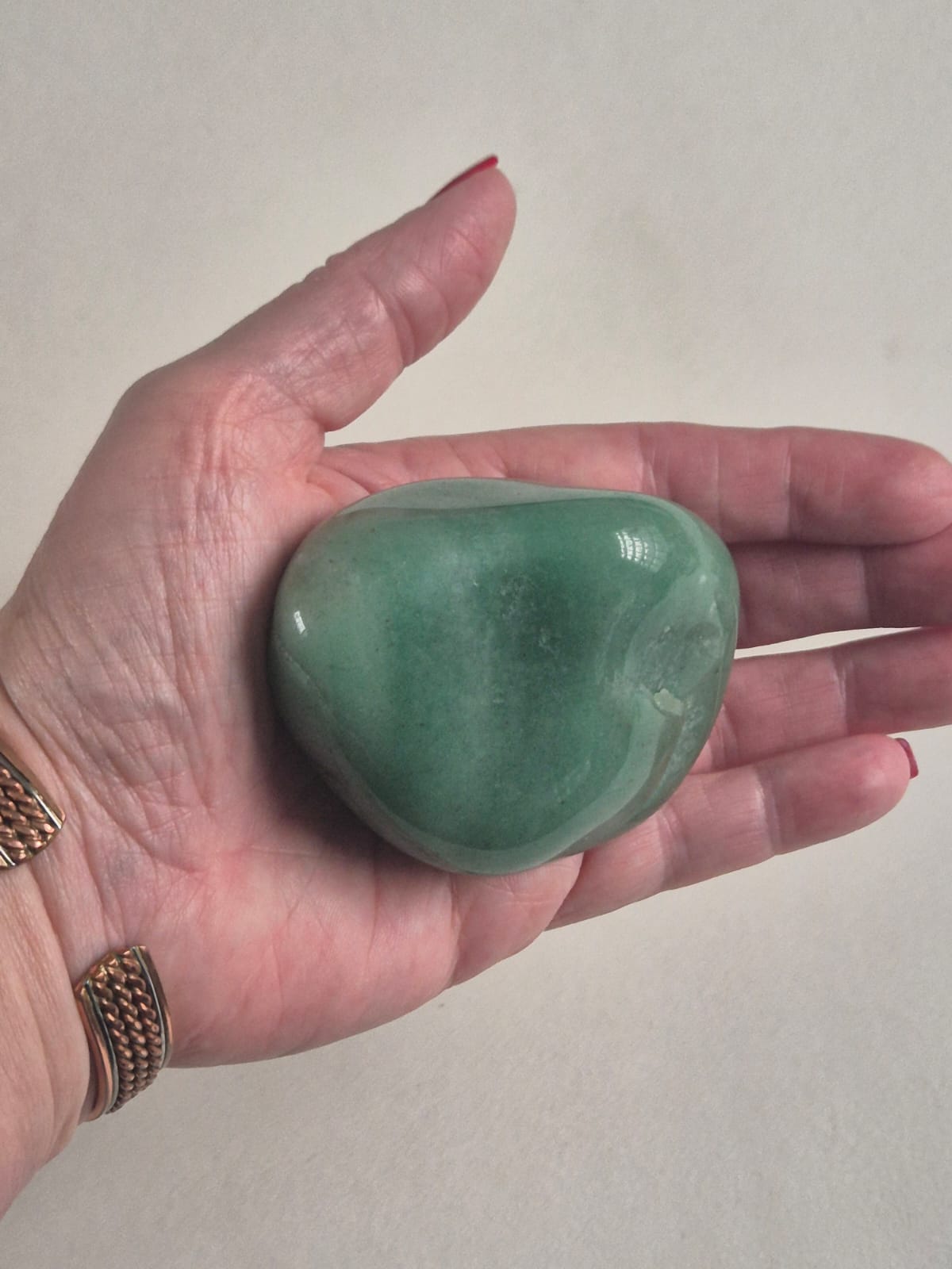 Quartzo Verde / Aventurina Verde

Pedra natural rolada de quartzo verde, com acabamento polido e tonalidade verde suave, integrante do Kit 7 Cristais para Chakras da Harmonia Plena.