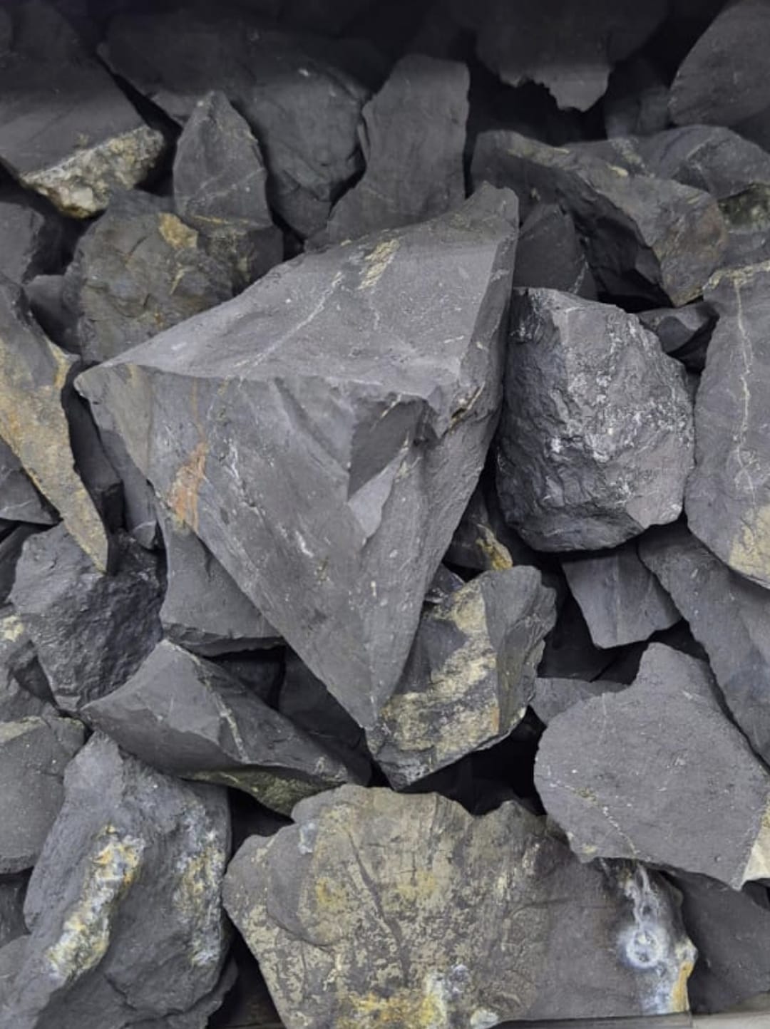 Shungita Pedra Natural Bruta Proteção Purificação Energética Vibração Elevada Energia da Terra  Chakra Raiz