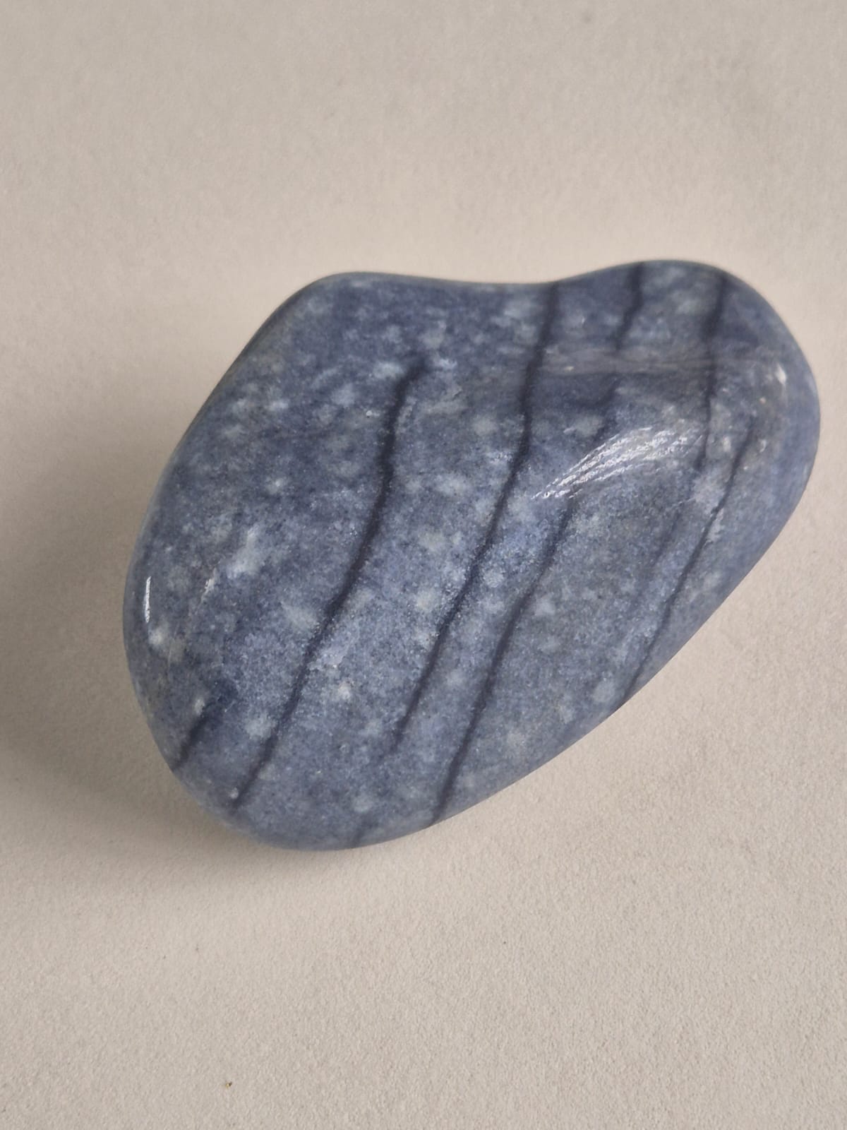Sodalita

Pedra natural rolada de sodalita, com acabamento polido e nuances azuladas com veios naturais, integrante do Kit 7 Cristais para Chakras da Harmonia Plena.