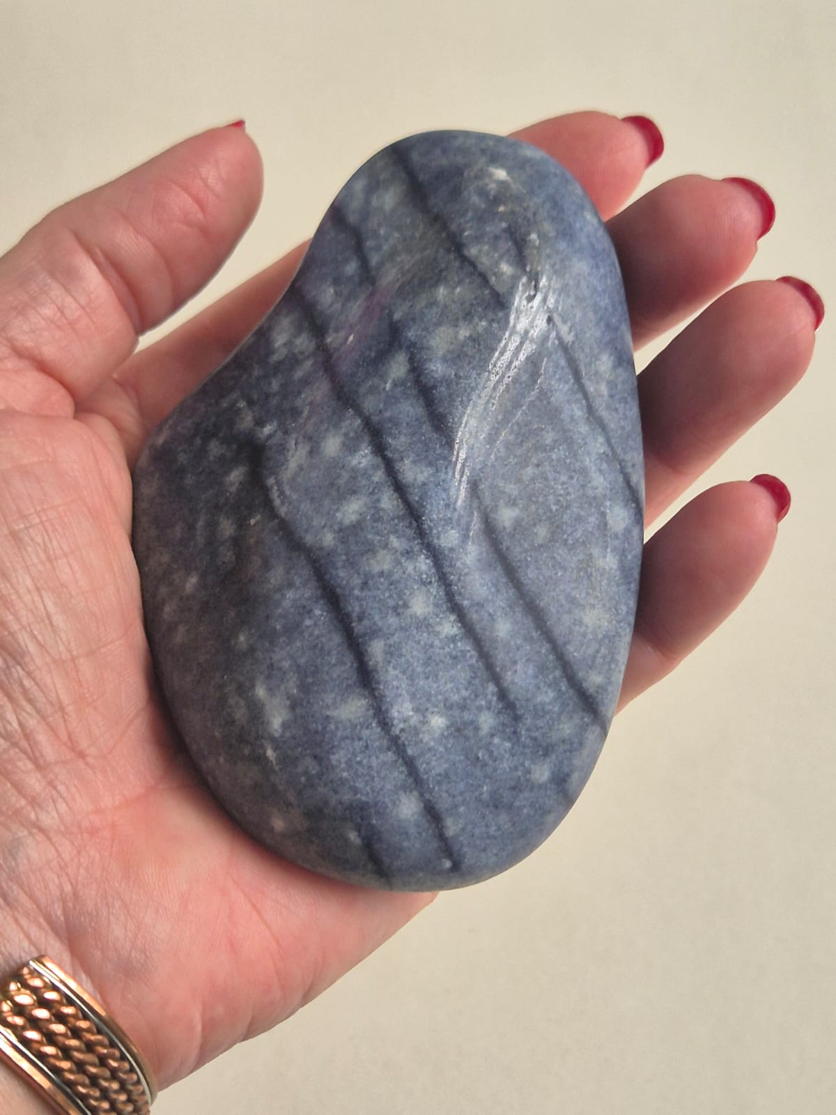 Sodalita 

Pedra natural rolada de sodalital, com acabamento polido e nuances azuladas com veios naturais, integrante do Kit 7 Cristais para Chakras da Harmonia Plena.