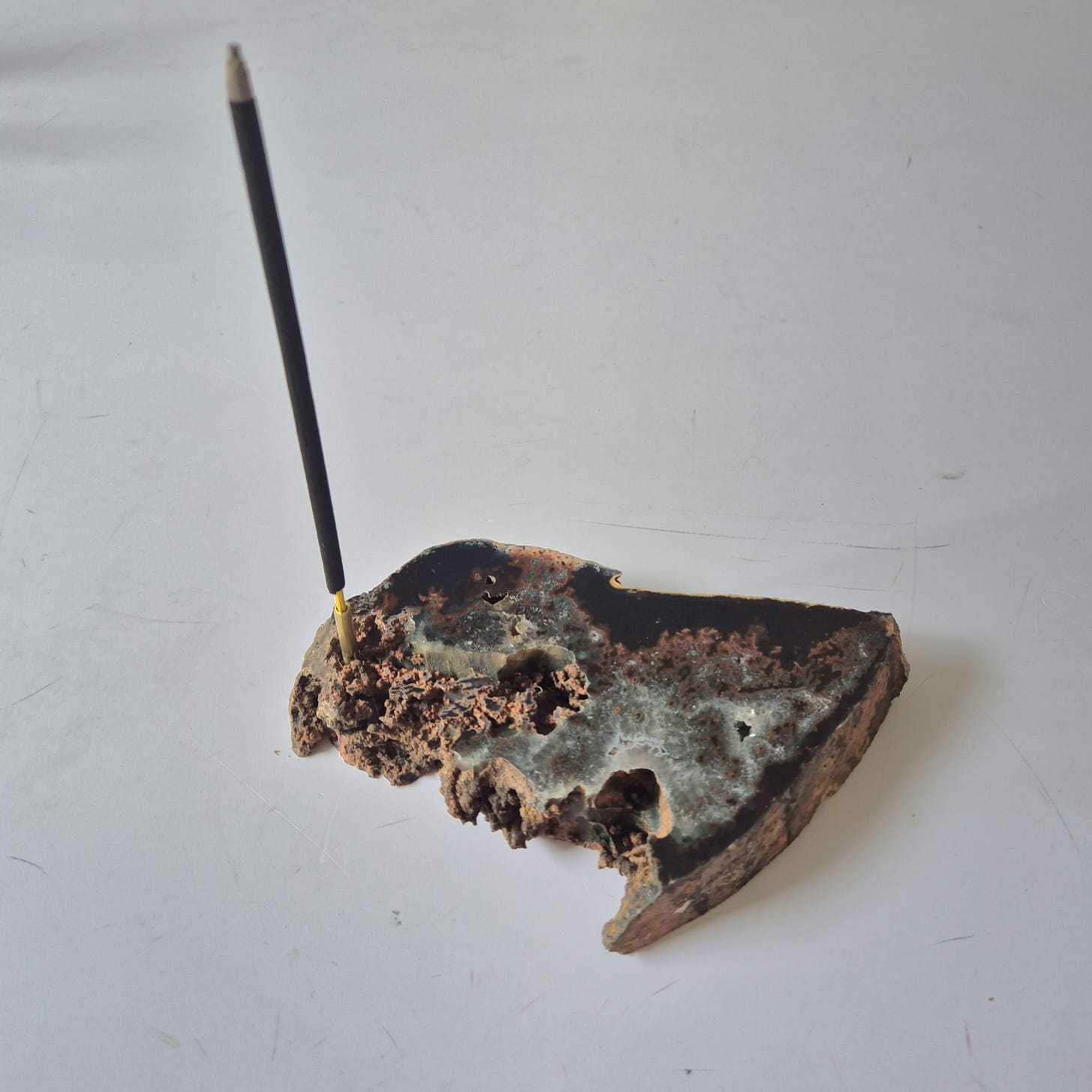 Fatia de Ágata Natural Bruta com Suporte para Incenso – Porta Incenso de Pedra Natural Lapidada e Rústica – Peça Decorativa de 706g -Harmonia Plena