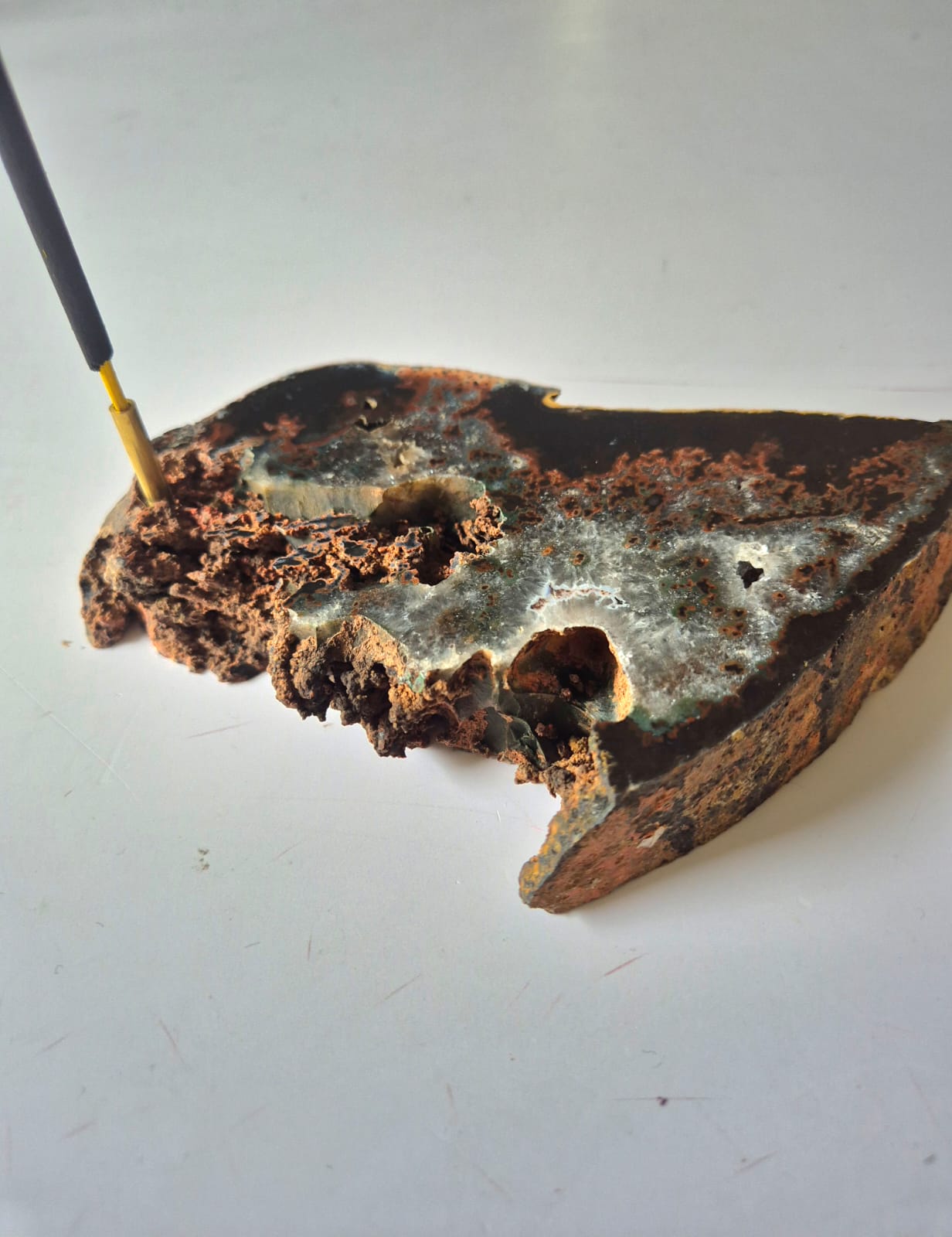 Fatia de Ágata Natural Bruta com Suporte para Incenso – Porta Incenso de Pedra Natural Lapidada e Rústica – Peça Decorativa de 706g -Harmonia Plena