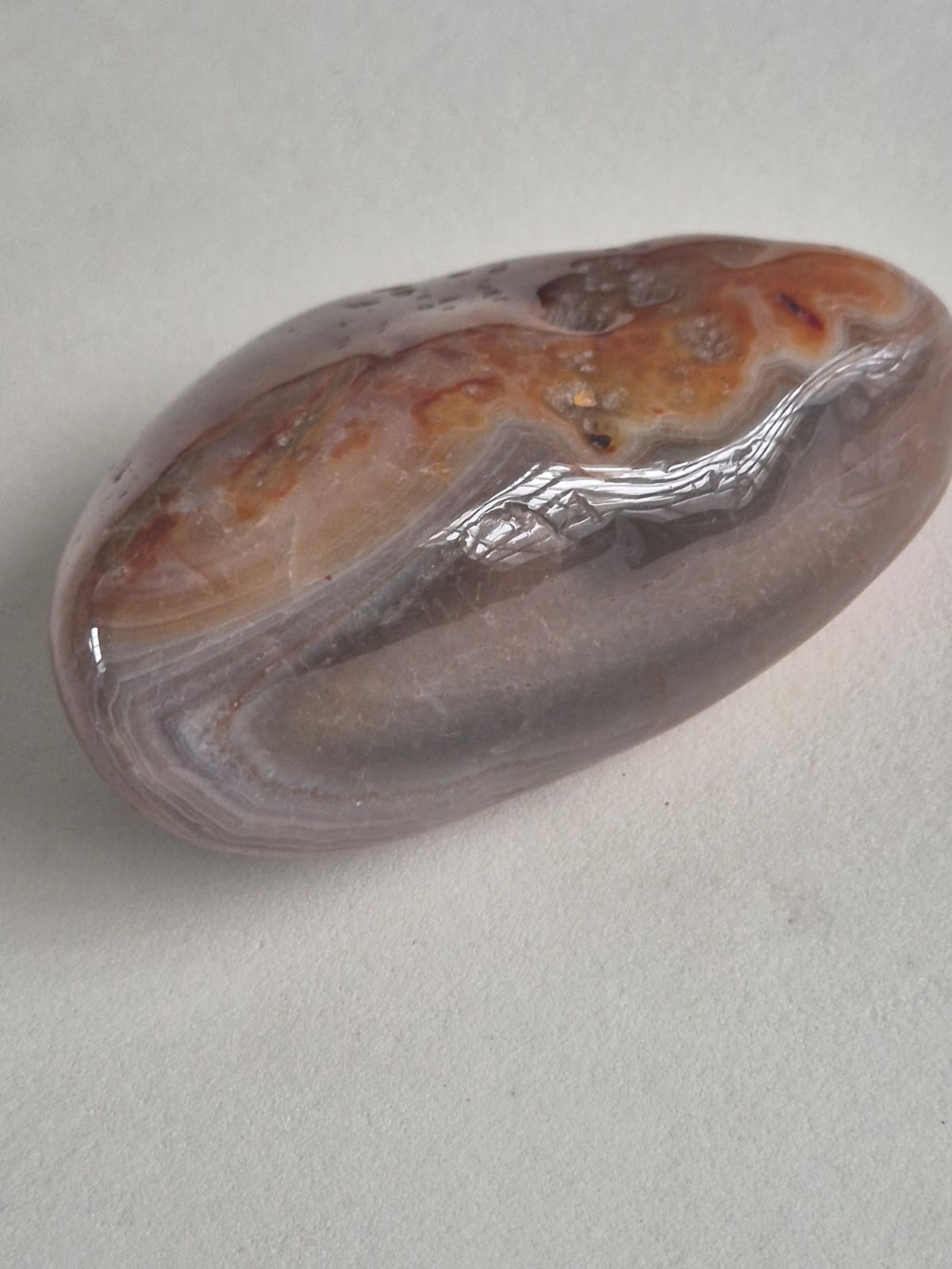 Ágata Alaranjada

Pedra natural rolada de ágata alaranjada, com acabamento polido e desenhos naturais em tons terrosos e alaranjados, integrante do Kit 7 Cristais para Chakras da Harmonia Plena.