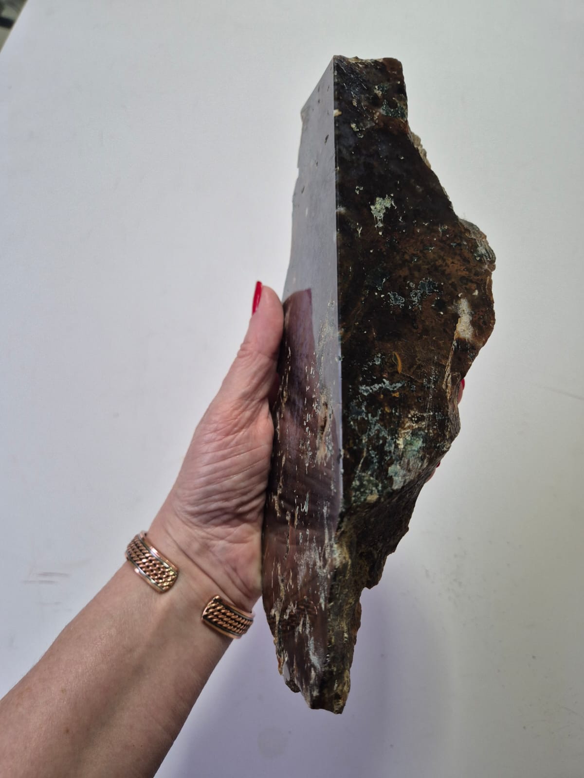 Ágata Musgo Natural – Fatia Bruta Polida Grande | Peça de 1,4 kg | Decoração Mineral, Mesa, Escritório e Espaços Zen | Pedra Autêntica para Energização e Harmonização - Harmonia Plena