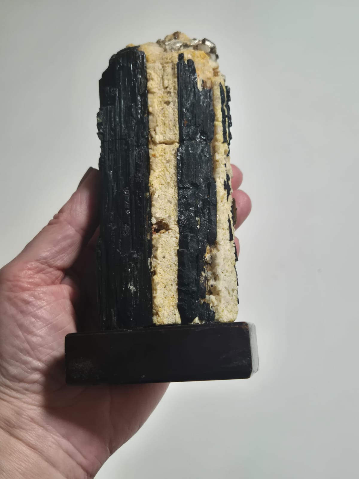 Turmalina Negra em Matriz de Quartzo 697g – Pedra Natural para Proteção, Limpeza Energética, Reiki e Feng Shui – Peça Única em Base de Madeira – Harmonia Plena