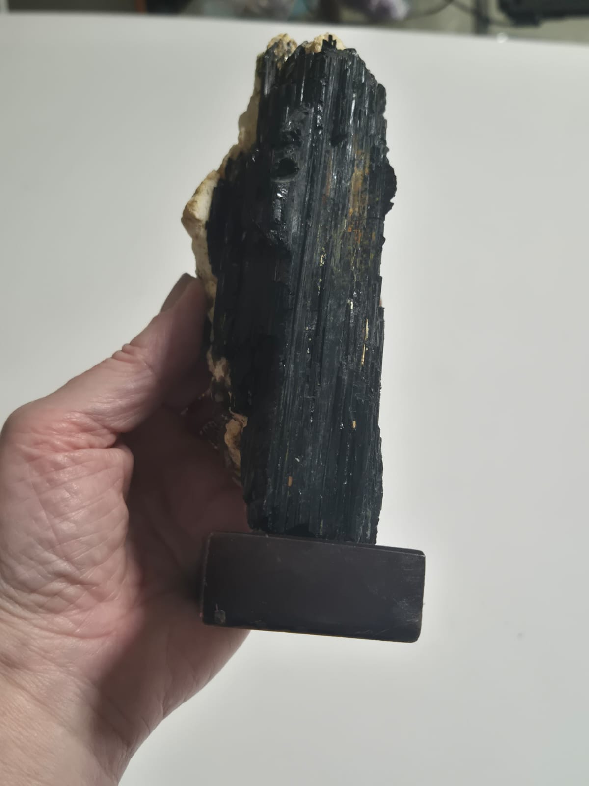 Turmalina Negra em Matriz de Quartzo 697g – Pedra Natural para Proteção, Limpeza Energética, Reiki e Feng Shui – Peça Única em Base de Madeira – Harmonia Plena